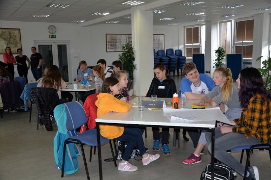 V minulém týdnu proběhlo školní fórum, obdoba předchozích fór mladých, na němž se žáci ZŠ Alšovy zamýšleli nad problémy své školy i Kopřivnice. 
FOTO: DANA HOĎÁKOVÁ