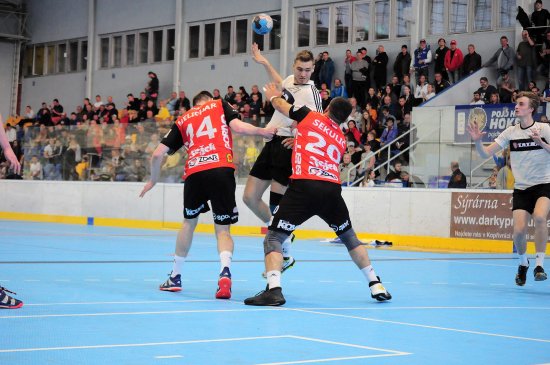 Házenkáři odehráli poslední utkání sezony na zimním stadionu před zaplněnými tribunami (ve světlém dresu Patrik Fulnek, vpravo Adam Očkovič). 
FOTO: KRISTINA ČABLOVÁ