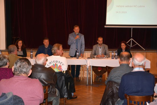 Minulý týden se ve všech třech místních částech tamní obyvatelé mohli setkat s vedením radnice. Nejemotivnější diskuze se vedla v úterý v Lubině.
FOTO: RADEK HARABIŠ