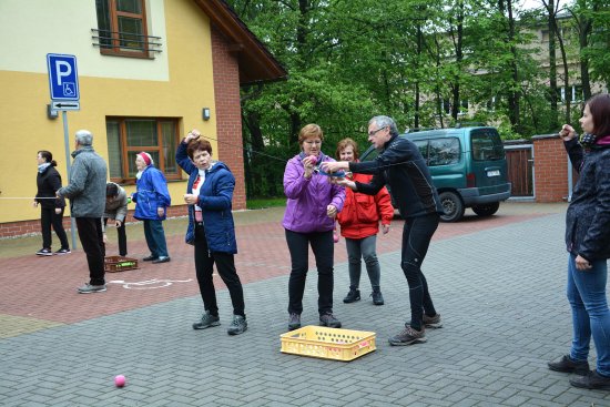 Přes nevlídné počasí přišlo ve čtvrtek 16. května na outdoorové dopoledne 12 seniorů, kteří se bavili u disciplín připravených místními skauty.
FOTO: DANA HOĎÁKOVÁ