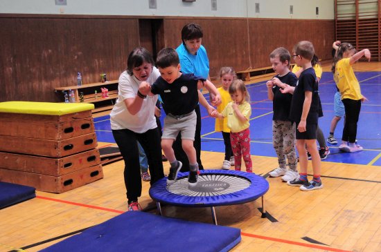 Součástí programu Týdne pro rodinu byla i možnost protáhnout si tělo v tělocvičně zimního stadionu. Využily ji pouze děti účastnící se projektu Děti na startu.
FOTO: K. ČABLOVÁ