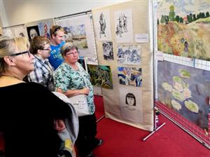 Práce šestice absolventů výtvarného oboru SZUŠ MIS music jsou od pondělí k vidění na výstavě ve vestibulu kopřivnické radnice.
FOTO: DAVID MACHÁČEK