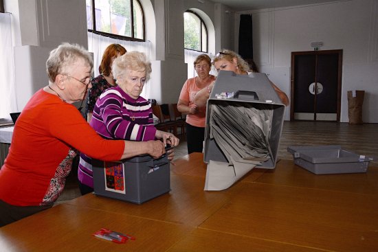 Podstatně vyšší voličskou účast měly letošní volby do Evropského parlamentu. Ve volební místnosti č. 3 v Katolickém domě v Kopřivnici sčítali dokonce hlasy víc než 40 % voličů.
FOTO: DAVID MACHÁČEK