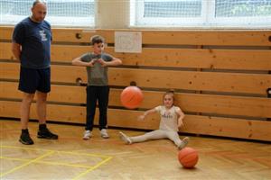 Jednou z disciplín rodinného olympijského víceboje, který pořádala ZŠ Lubina a kterého se zúčastnilo 24 týmů, byl i hod míčem ze sedu.
FOTO: DAVID MACHÁČEK