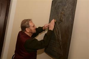 Sochař Ivan Kalvoda renovoval pamětní desku Zdeňka Buriana, jejíž návrh před třiceti lety vytvořil ve svém ateliéru.
FOTO: DAVID MACHÁČEK