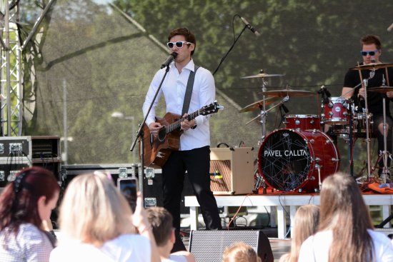 Koncertem zpěváka Pavla Callty před kulturním domem vyvrcholily minulý pátek kopřivnické oslavy Mezinárodního dne dětí. Tradiční hry a soutěže se letos nesly ve vědeckém duchu. FOTO: DAVID MACHÁČEK