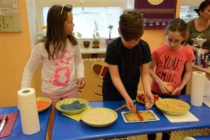 Jedním z úkolů účastníků soutěže Zdravíčko bylo vytvoření jedlé podoby vylosované státní vlajky.
FOTO: VANESSA BÖNISCHOVÁ