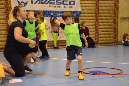 Ani nepřízeň počasí nemohla pokazit radost dětí ze zápolení v devátém ročníku atletického minivíceboje mateřských škol.
FOTO: DAVID MACHÁČEK