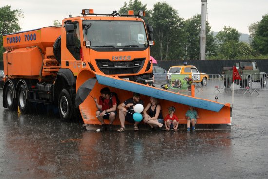 V sobotu tatrovácký polygon svlažila krátká, ale intenzivní přeháňka. Část návštěvníků Dnů techniky tak některé vystavené stroje využila originálním a nečekaným způsobem.
FOTO: DAVID MACHÁČEK