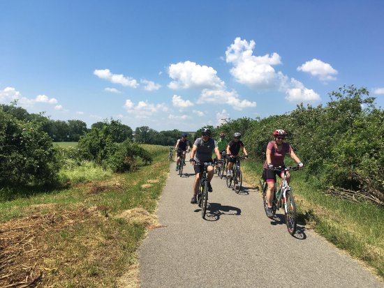 Pětačtyřicet kopřivnických seniorů absolvovalo cyklovýlet po jižní Moravě. Díky zpoždění v dopravě jeli zkrácenou trasu.
FOTO: PAVLA ZRUNKOVÁ