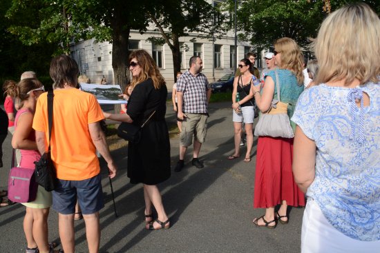 Na první procházku kopřivnickou historií vyrazily před týdnem asi tři desítky  lidí. Historik Šalek připravuje další podobné.
FOTO: D. MACHÁČEK