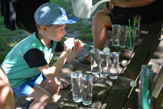 Foukání přes brčko do míčku byla jedna ze soutěžních disciplín na akci Povídání v zahradě, které měly rodičům ukázat, jak zábavnou formou napravovat řeč dětí.
FOTO: DANA HOĎÁKOVÁ