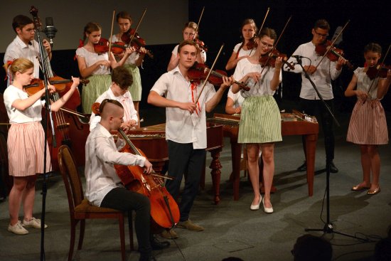Úvod koncertu, kterým ZUŠ Zdeňka Buriana oslavila půl století samostatnosti, patřil cimbálovým muzikám Buriánek a Malý Buriánek.
FOTO: DAVID MACHÁČEK