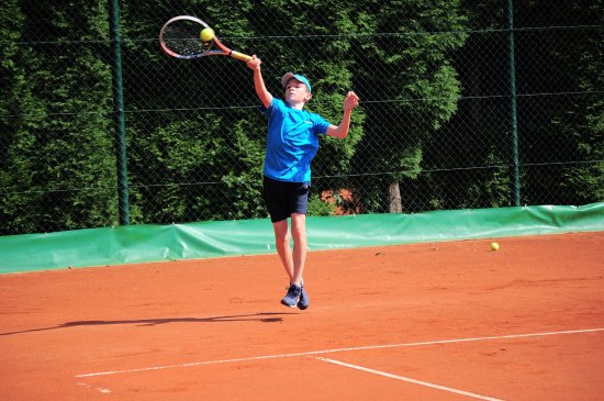 Starší žactvo TC Kopřivnice v posledním utkání podlehlo Dolní Lhotě 3:6 (na snímku Jakub Valášek, který bodoval ve dvouhře).
FOTO: KRISTINA ČABLOVÁ