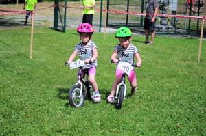 Cyklistický závod Drtík si užily nejmenší děti na odrážedlech (na snímku souboj sester Feixových) i větší účastníci na klasických kolech.
FOTO: KRISTINA ČABLOVÁ