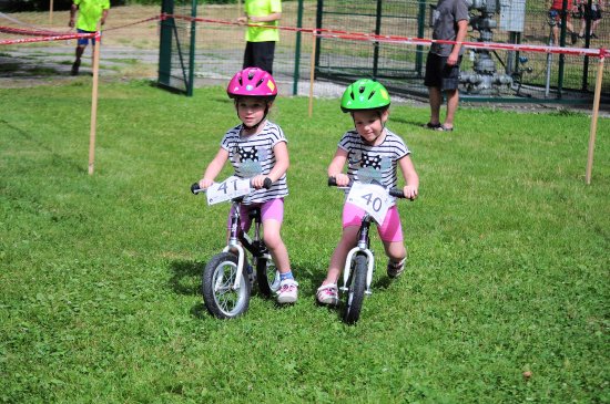 Cyklistický závod Drtík si užily nejmenší děti na odrážedlech (na snímku souboj sester Feixových) i větší účastníci na klasických kolech.
FOTO: KRISTINA ČABLOVÁ