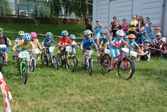 Cyklohrátky přivedly na trať v parku E. Beneše děti různého věku. Další podobné zápolení je čeká už v září.
FOTO: DANA HOĎÁKOVÁ
