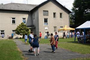 V pátek 21. června se klienti i zaměstnanci loučili s budovou ve Vlčovicích. Denní stacionář Kopretina na tomto místě fungoval celých 18 roků.
FOTO: DAVID MACHÁČEK