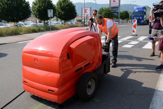 Na ulici Štefánikově bylo prezentováno, jak funguje nové mikrovlnné zařízení na úpravu výtluků. V budoucnu by se na silnicích ve městě mělo objevovat častěji.
FOTO: DAVID MACHÁČEK