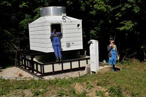 V minulém týdnu byla u svahu zdejší sjezdovky instalována chladicí věž, která má během sezony zefektivnit umělé zasněžování.
FOTO: D. MACHÁČEK