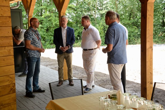 Zástupci Tatra Trucks, kraje a města se na konci června sešli při otvírání nového návštěvnického zázemí na vodní nádrži ve Větřkovicích.
FOTO: DAVID MACHÁČEK