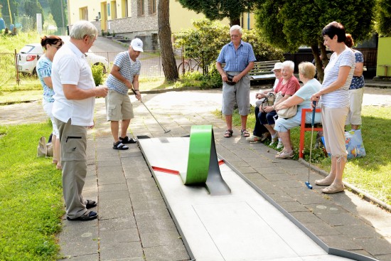 I přes horké počasí si přišlo zahrát minigolf téměř šedesát seniorů. Tato aktivita byla poslední před prázdninovou pauzou.
FOTO: DANA HOĎÁKOVÁ