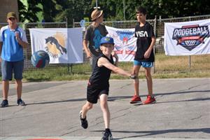 V rámci série prázdninových volnočasových aktivit Někdo ven??? se před týdnem před kulturním domem hrál dodgeball. Dnes odpoledne se mladí Kopřivničané mohou pro změnu bavit volejbalem na volejbalových kurtech.
FOTO: DAVID MACHÁČEK