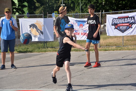 V rámci série prázdninových volnočasových aktivit Někdo ven??? se před týdnem před kulturním domem hrál dodgeball. Dnes odpoledne se mladí Kopřivničané mohou pro změnu bavit volejbalem na volejbalových kurtech.
FOTO: DAVID MACHÁČEK