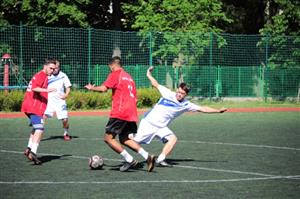 Zástupci Tatry (v tmavších dresech) po dvou finálových účastech v Tatrovák Cupu konečně získali pohár pro vítěze.
FOTO: KRISTINA ČABLOVÁ