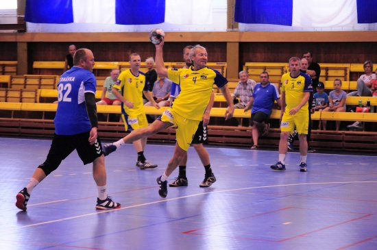 V rámci oslav 60. výročí klubu házené se na palubovce představili nejen v současné době hrající házenkáři, ale i opory Kopřivnice v letech minulých (s míčem československý reprezentant Zdeněk Marek).
FOTO: KRISTINA ČABLOVÁ
