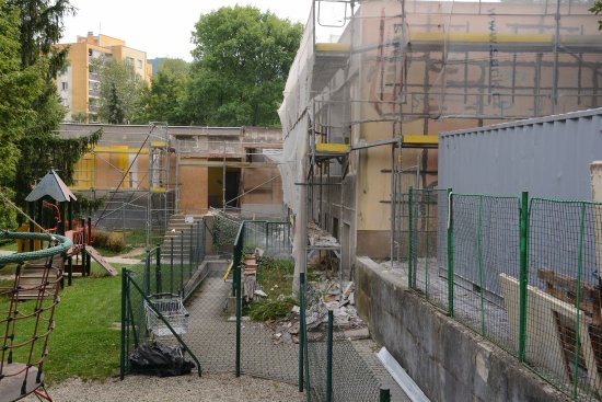 Budova Mateřské školy I. Šustaly zůstane díky zjištěným trhlinám ve zdech staveništěm o něco déle, než se původně předpokládalo.
FOTO: DAVID MACHÁČEK
