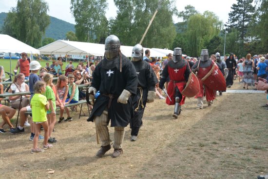 Na slavnostech vystoupila i místní skupina šermířů, která předvedla souboje s různými středověkými zbraněmi.
FOTO: DANA HOĎÁKOVÁ
