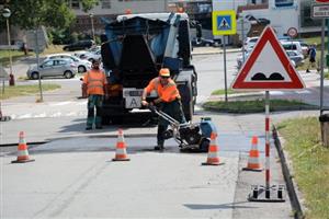 Zatímco výtluky jsou opravovány postupně, celoplošné opravy povrchů tří místních komunikací proběhnou na přelomu září a října.
FOTO: DAVID MACHÁČEK	

