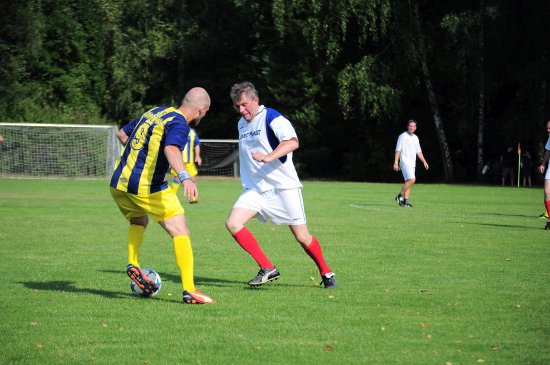 Utkání starých pánů mezi Kopřivnicí (v pruhovaných dresech) a Vlčovicemi se i přes pokročilý věk některých hráčů neslo ve svižném tempu.
FOTO: KRISTINA ČABLOVÁ
