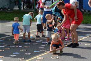 Soutěže pro nejmenší, nafukovací atrakce pro větší děti, hudební i sportovní program - takové byly sobotní Letní slavnosti v Mniší. Dopolední Běh oborou vystřídala zábava u kulturního domu.
FOTO: DAVID MACHÁČEK