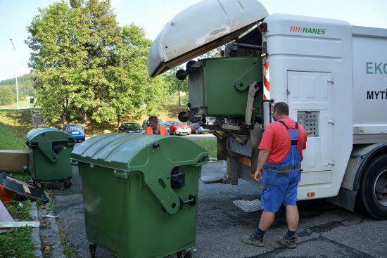 Na začátku srpna prošly každoroční očistou kontejnery na směsný komunální odpad. Vyčištěny byly všechny 1100litrové nádoby ve městě.
FOTO: DANA HOĎÁKOVÁ