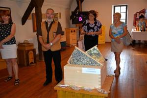 V pátek 9. srpna byla v Muzeu na Fojtství vernisáží zahájena výstava, která mapuje 100letou historii místních včelařů. K vidění bude až do 8. září.
FOTO: DANA HOĎÁKOVÁ