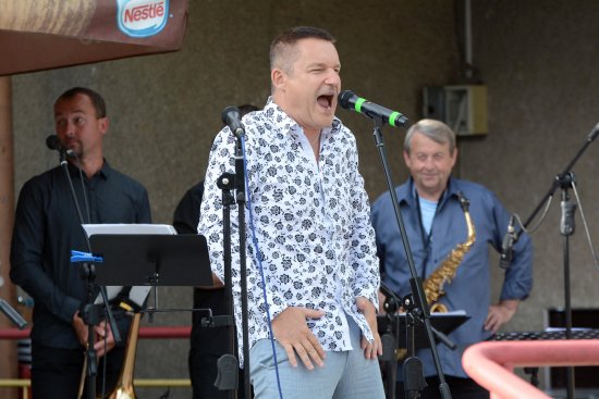 Vladimír Hron s kapelou Alfa Band bavil návštěvníky slavností v Mniší déle než hodinu. Populární zpěvák sršel energií a dobrou náladou.
FOTO: DAVID MACHÁČEK