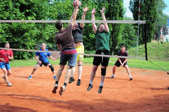 Mezinárodního volejbalového turnaje se zúčastnilo celkem dvanáct družstev (na snímku derby mezi Kopřivnicí a Štramberkem).
FOTO: KRISTINA ČABLOVÁ
