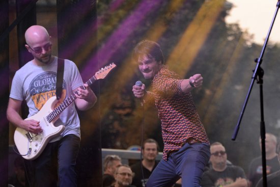 David Kraus s kapelou baví návštěvníky Bartolomějského večera. Na koncert vyrazil vlakem a i přes zpoždění se na pódiu objevil včas.
FOTO: DAVID MACHÁČEK