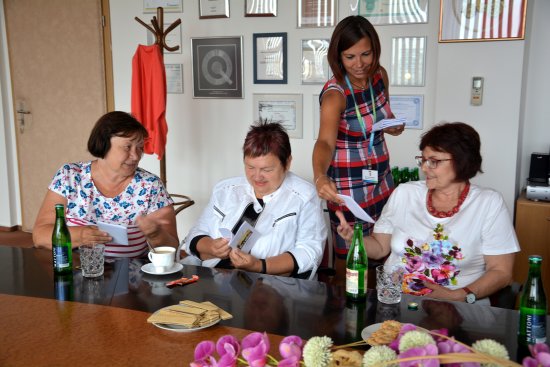 Účastnice kurzu tvůrčího psaní - Hra s příběhem obdržely na radnici almanach, který byl vytvořen z jejich prací.
FOTO: DANA HOĎÁKOVÁ