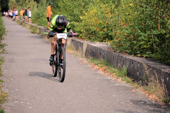 Hynek Tekula z Kopřivnice se podílel na vítězství štafety (s Michalem Šupou a Ondřejem Dobiášem) v triatlonu, předchozí den byl třetí v cyklistickém závodě.
FOTO: KRISTINA ČABLOVÁ