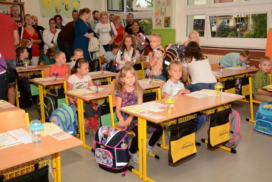 Pondělí 2. září bylo prvním školním dnem pro víc než 220 kopřivnických dětí. Nejvíce z místních škol jich přivítali na ZŠ Emila Zátopka, kde do dvou tříd nastoupilo 49 prvňáčků.
FOTO: DAVID MACHÁČEK
