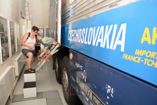 Návštěvníci muzea o víkendu hojně využívali možnosti navštívit interiér expediční Tatry kolem světa. Do interiéru mohli vstoupit zcela výjimečně a jednotlivě.
FOTO: DAVID MACHÁČEK