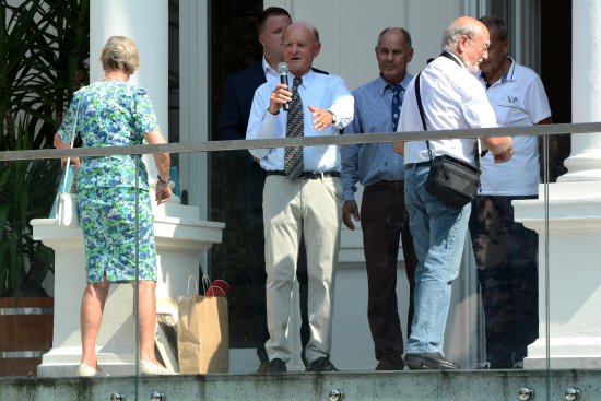 Hans Ledwinka, vnuk slavného tatrováckého konstruktéra (na snímku s mikrofonem), byl poctou, kterou Kopřivnice udělila jeho předku, upřímně dojat. 
FOTO: DAVID MACHÁČEK