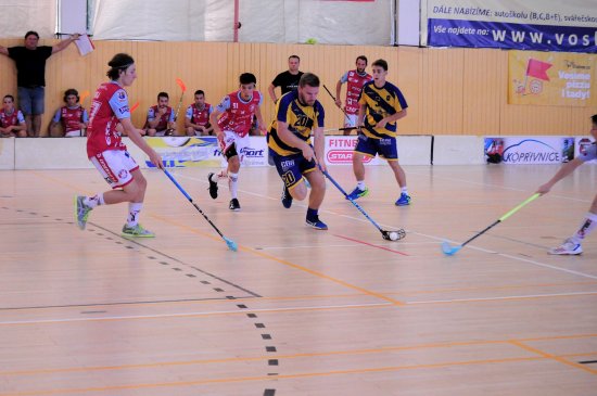 Florbalisté FBC Vikings Kopřivnice (v pruhovaných dresech) v tomto utkání s Trenčínem na domácím turnaji prohráli a nakonec obsadili poslední místo.
FOTO: KRISTINA ČABLOVÁ