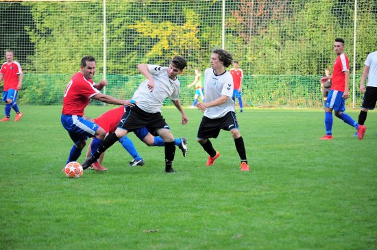 Ve fotbalovém derby mezi mužstvy FC Kopřivnice (světlé dresy) a FC Vlčovice-Mniší se hrálo s nasazením, ale bez větších faulů.
FOTO: KRISTINA ČABLOVÁ