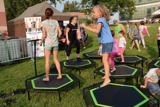 V rámci projektu Někdo ven??? si mladí Kopřivničané mohli vyzkoušet i zábavné sportovní aktivity jako například jumping.
FOTO: DAVID MACHÁČEK