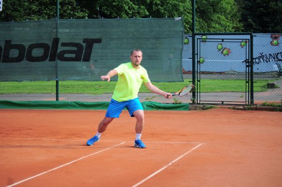 Jan Schwarz na tenisovém turnaji neregistrovaných hráčů zvítězil ve dvouhře a ve čtyřhře byl s Monikou Liberdovou druhý.
FOTO: KRISTINA ČABLOVÁ