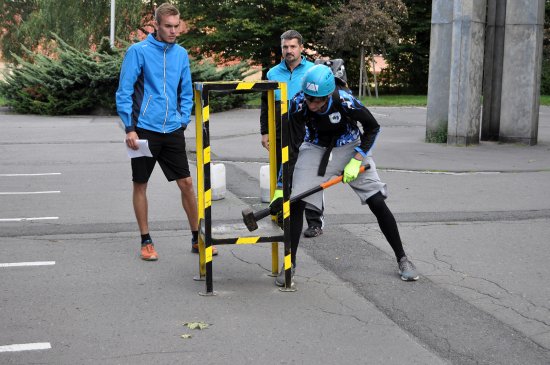 V sobotu 14. září se uskutečnil již třetí ročník TFA Junior, v níž hasiči po zvládnutí silových disciplín vybíhali schody na radnici.
FOTO: DANA HOĎÁKOVÁ